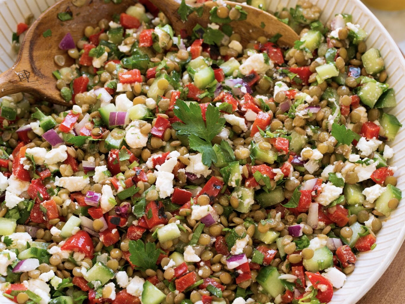 САЛАТА СО ЛЕЌА И ФЕТА