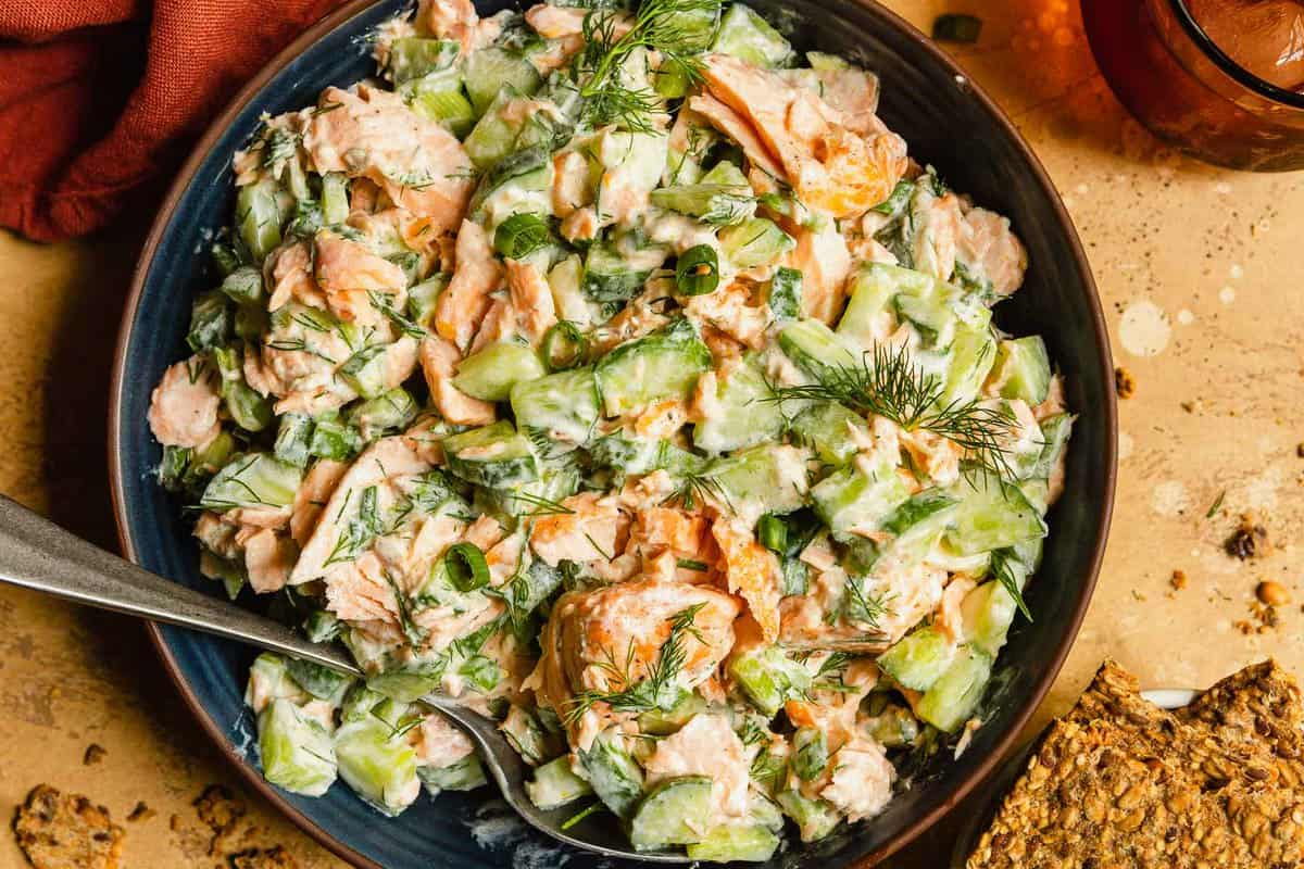 Лосос салата со краставичка